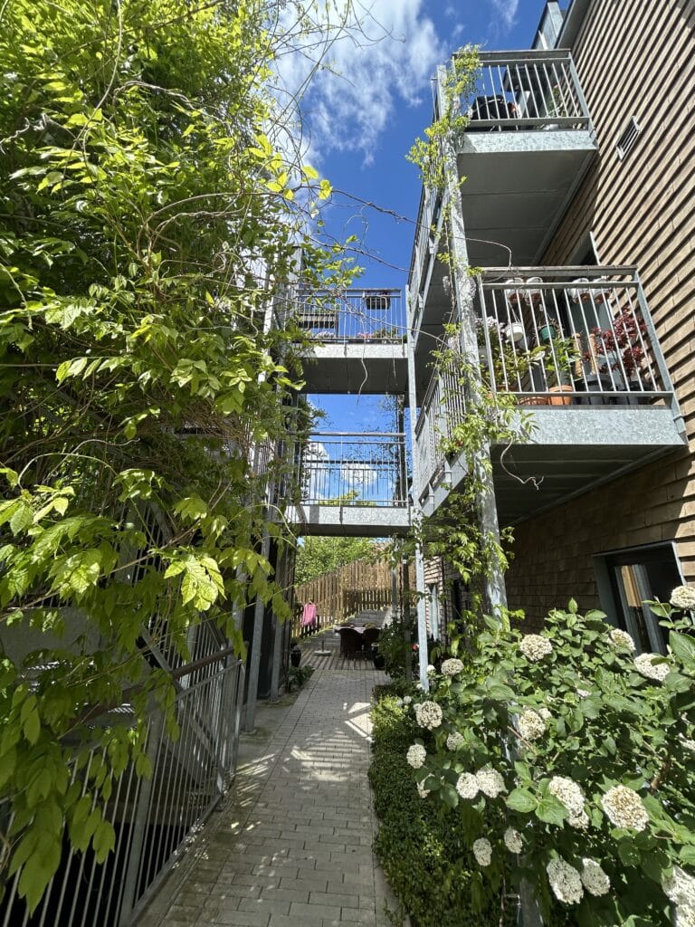 Rebslagergården i Næstved centrum. Her finder du både moderne lejligheder og parkeringspladser.